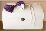 Geanta alba cu fundita mov pentru trusou