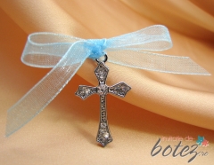 Cruciulita argintie stilizata cu strasuri si fundita bleu