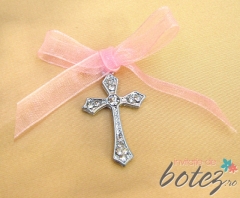 Cruciulita argintie stilizata cu strasuri si fundita roz