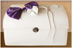 Geanta alba cu fundita mov pentru trusou