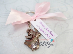 Marturie de botez breloc ingeras cu fundita roz