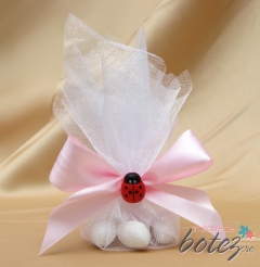 Marturie punguta cu bomboane cu funda roz  si buburuza