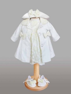 Set alb-crem cu rochita, palarie, palton si botosei