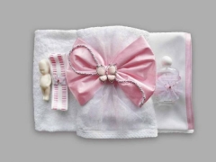 Trusou pentru botez cu brosa fluturas roz si fundita cu tul