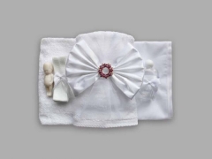 Trusou pentru botez cu funda alba si brosa roz