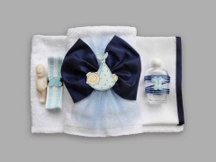 Trusou pentru botez cu funda bleumarin si bebe zambitor