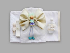 Trusou pentru botez cu funda crem si baietel haios