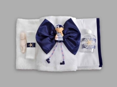 Trusou pentru botez cu funda si baietel marinar cu colac