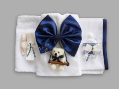 Trusou pentru botez cu fundita bleumarin si ursulet crem in leagan