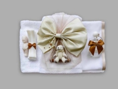 Trusou pentru botez cu fundita si ursulet crem in leagan