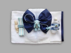 Trusou pentru botez cu ursulet bleu si funda bleumarin