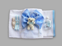 Trusou pentru botez cu ursulet crem si funda bleu cu snur