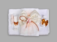 Trusou pentru botez cu ursulet imbracat in roz si funda crem